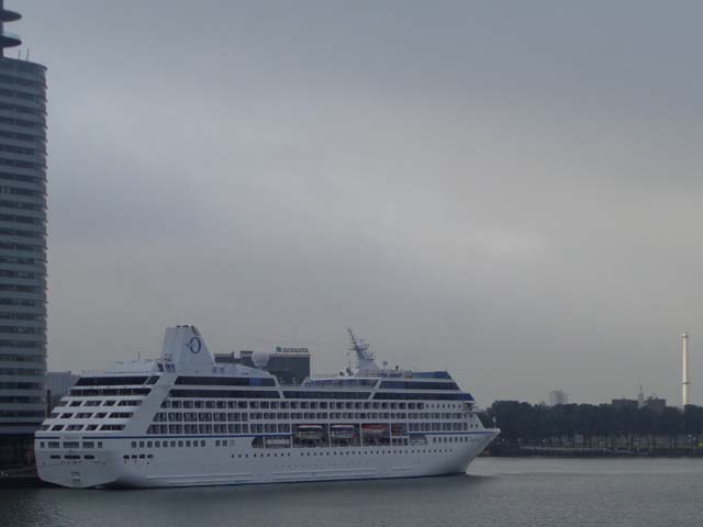 Cruiseschip ms Nautica van Oceania Cruises aan de Cruise Terminal Rotterdam